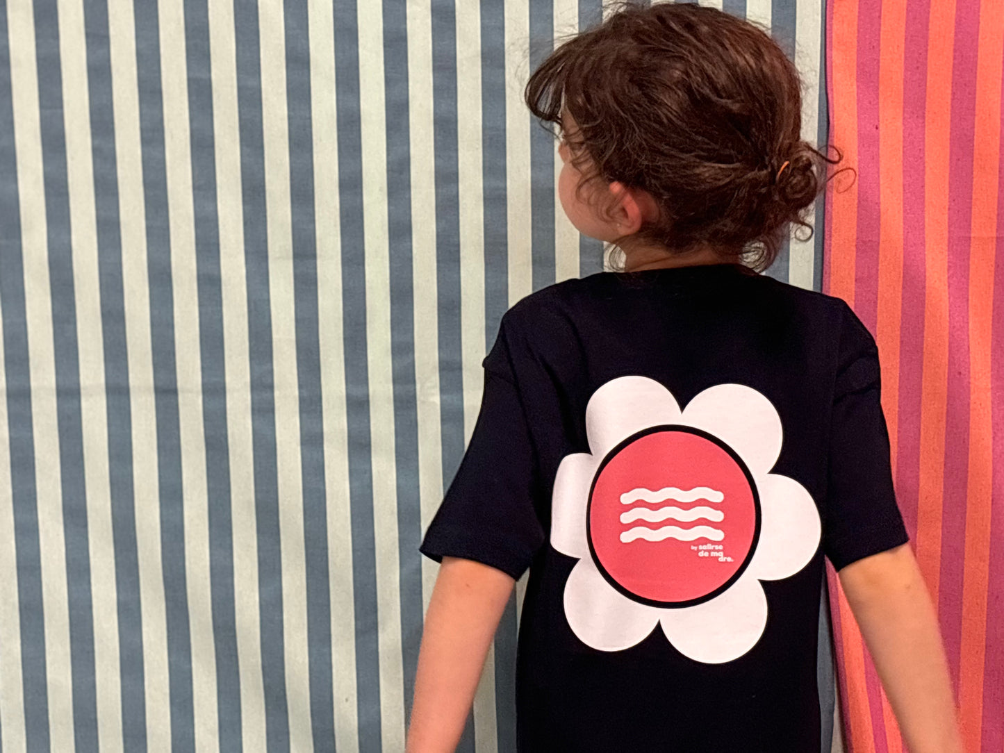 CAMISETA AZUL NAVY "SO MUCH FLOWERS" ORANGE DAISY