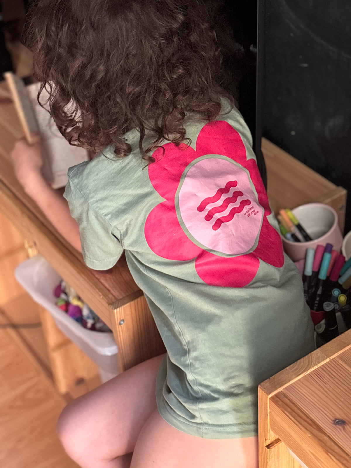CAMISETA MINT "SO MUCH FLOWERS" FUCSIA Y ROSA
