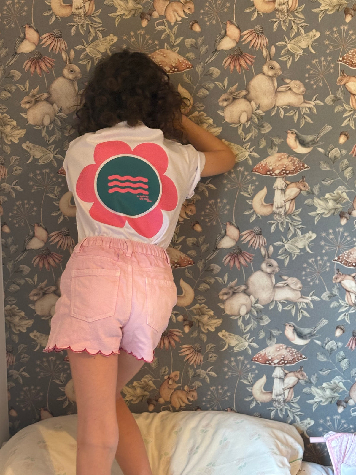 CAMISETA BLANCA "SO MUCH FLOWERS" FUCSIA AND FOG GREEN