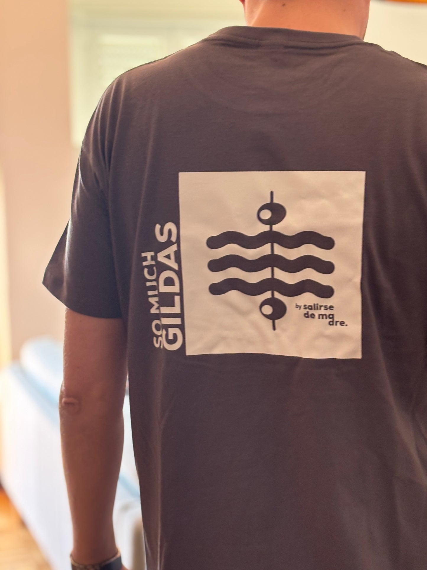 CAMISETA ADULTO "SO MUCH GILDAS" GRAFITO AND CREAM